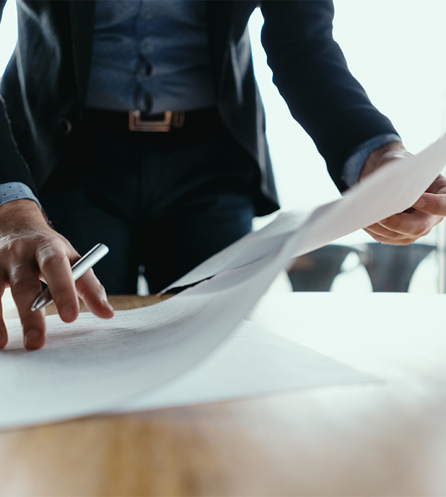 Profissionais analisando oportunidades de investimento